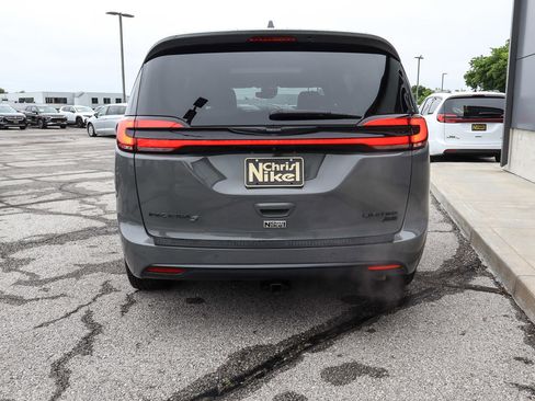 Used 2022 Chrysler Pacifica Limited w/ S Appearance Package AWD/4WD image 5