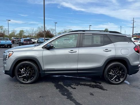 Used 2023 GMC Terrain SLE w/ Driver Convenience Package image 4