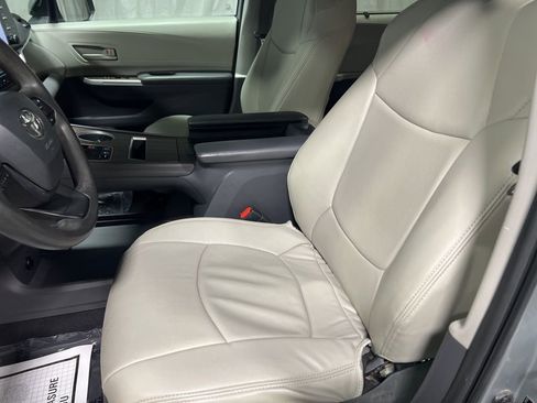 Used 2022 Toyota Sienna LE image 19