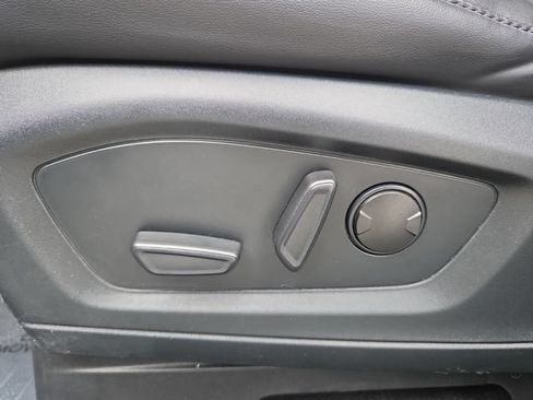 Used 2021 Ford Explorer XLT w/ Equipment Group 202A AWD/4WD image 11