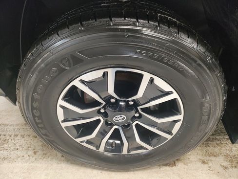 Used 2022 Toyota Tacoma TRD Sport image 16