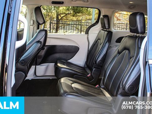 Used 2024 Chrysler Pacifica Touring-L image 17