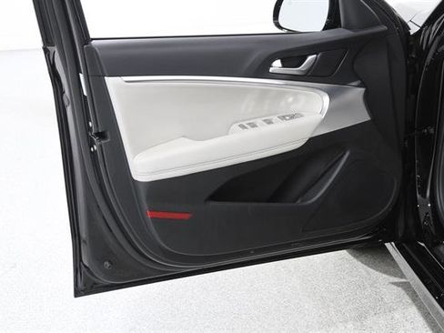 Certified 2025 Genesis G70 2.5T image 4