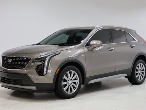 Used 2020 Cadillac XT4 Premium Luxury w/ Technology Package FWD image 3