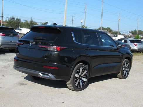 New 2025 Mitsubishi Outlander SE image 3