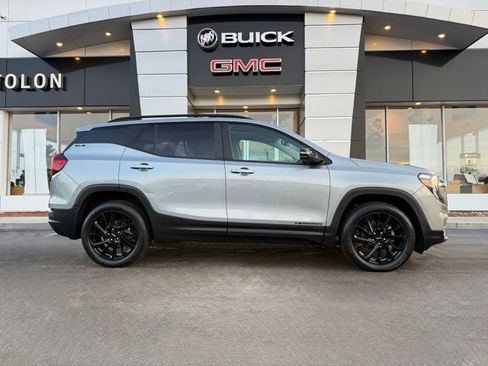Used 2023 GMC Terrain SLE image 1