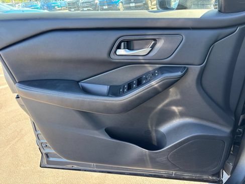 Used 2025 Nissan Rogue SV FWD image 18
