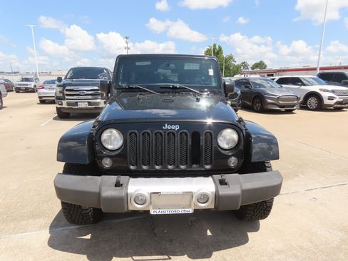 Used 2015 Jeep Wrangler Unlimited Sahara w/ Connectivity Group AWD/4WD image 5