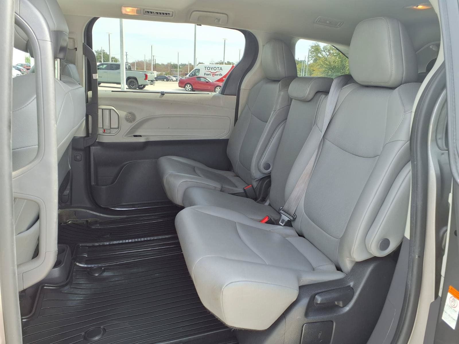 Used 2022 Toyota Sienna XLE FWD image 25