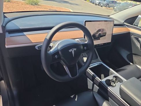 Used 2025 Tesla Model Y Long Range RWD image 10