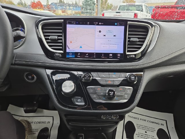 Used 2024 Chrysler Pacifica Limited FWD image 28