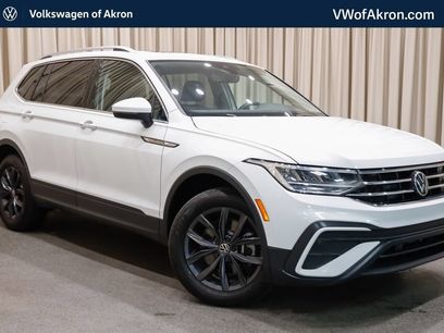 Used 2024 Volkswagen Tiguan SE w/ Panoramic Sunroof Package