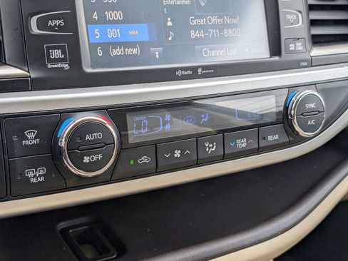 Used 2014 Toyota Highlander Limited FWD image 25