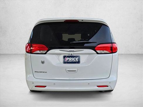 Used 2018 Chrysler Pacifica LX image 6