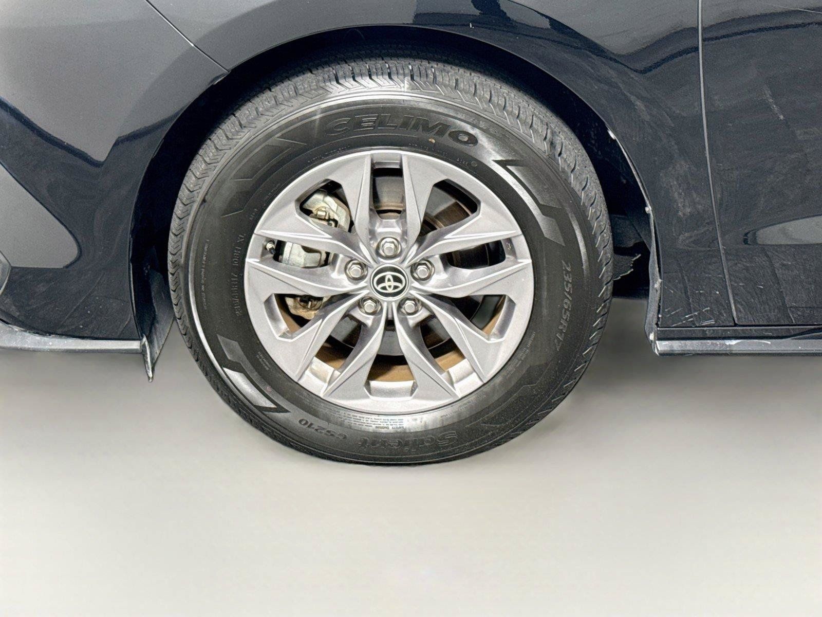 Used 2025 Toyota Sienna LE FWD image 37