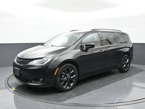 Used 2018 Chrysler Pacifica Touring-L Plus w/ Advanced Safetytec Group FWD image 8