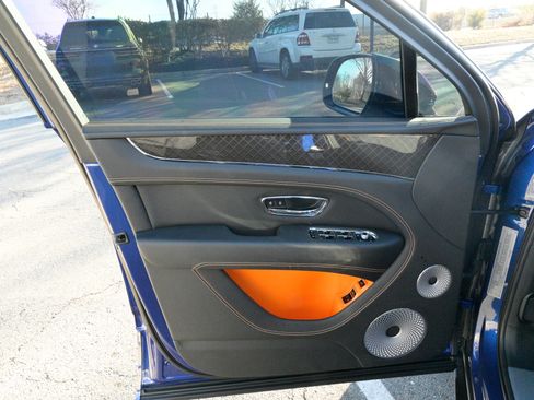 Used 2025 Bentley Bentayga image 20