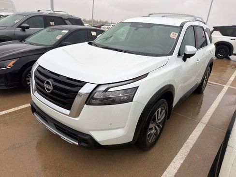 Used 2025 Nissan Pathfinder SL image 1