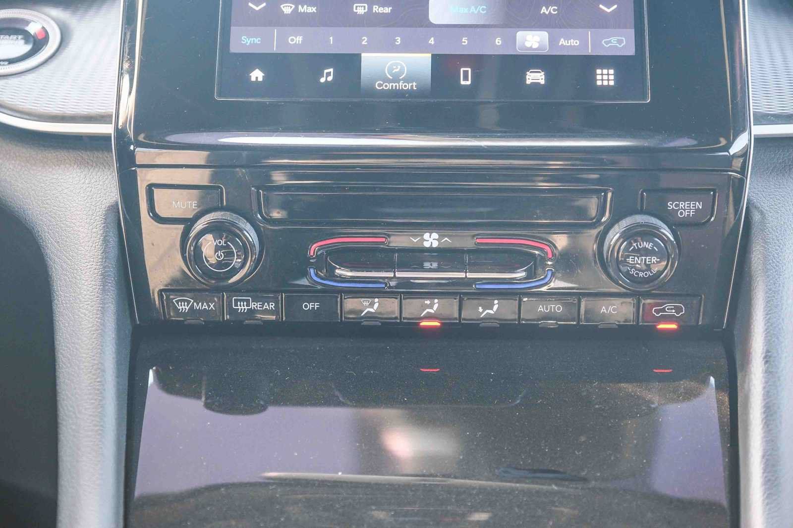 Used 2024 Jeep Grand Cherokee Laredo RWD image 14