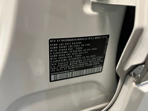 Used 2023 Volkswagen Tiguan SEL R-Line image 30