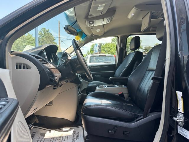 Used 2016 Chrysler Town & Country Touring FWD image 10