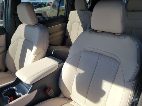 New 2025 Jeep Grand Cherokee L Limited w/ Luxury Tech Group II image 14