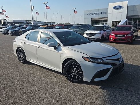 Used 2024 Toyota Camry SE image 3