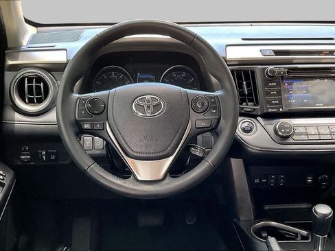 Used 2018 Toyota RAV4 XLE AWD/4WD image 6