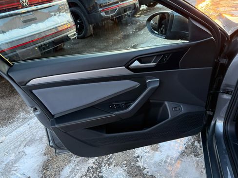 Certified 2025 Volkswagen Jetta SE w/ Sunroof Package image 16