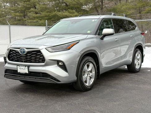 Used 2022 Toyota Highlander LE image 3