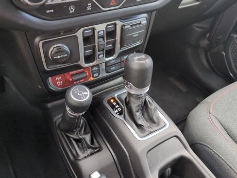 Used 2025 Jeep Wrangler Unlimited Rubicon image 23