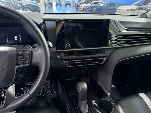 Used 2025 Toyota Camry SE FWD image 19