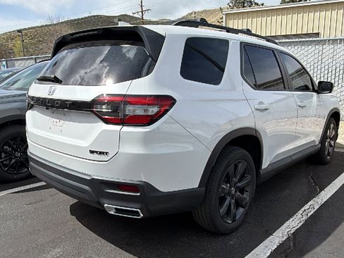 Used 2023 Honda Pilot Sport image 2