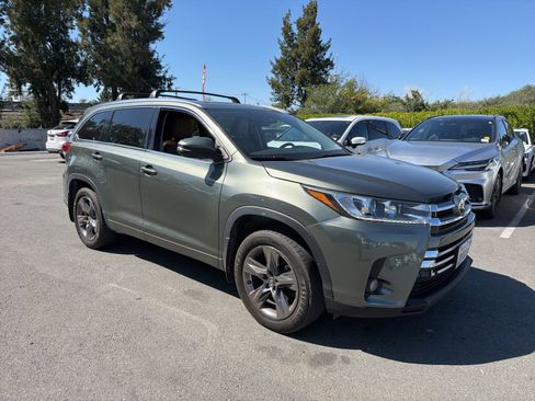 Used 2017 Toyota Highlander Limited Platinum AWD/4WD image 4