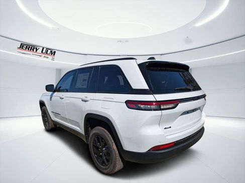 New 2025 Jeep Grand Cherokee Altitude image 5