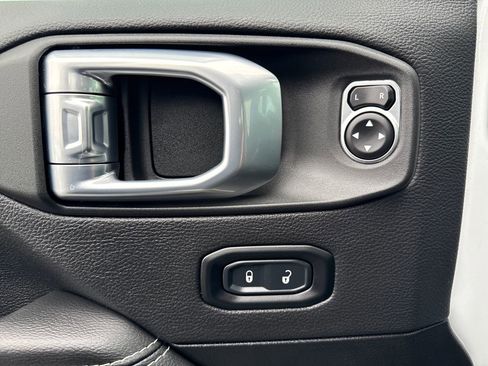 Used 2022 Jeep Wrangler Unlimited Sahara w/ Cold Weather Group image 16