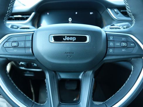 New 2025 Jeep Grand Cherokee Laredo w/ Luxury Tech Group I AWD/4WD image 16