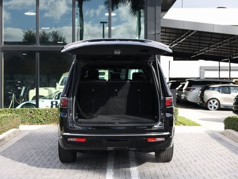 Used 2023 Jeep Wagoneer 4WD image 7