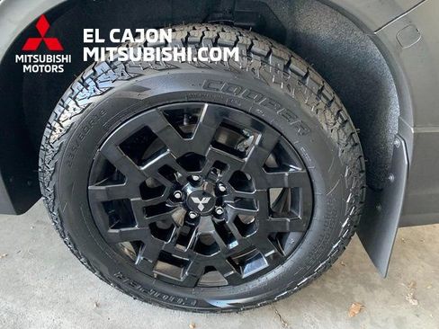 Used 2025 Mitsubishi Outlander AWD image 6