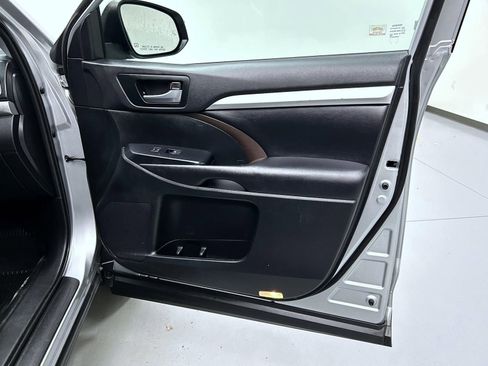 Used 2019 Toyota Highlander XLE AWD/4WD image 16