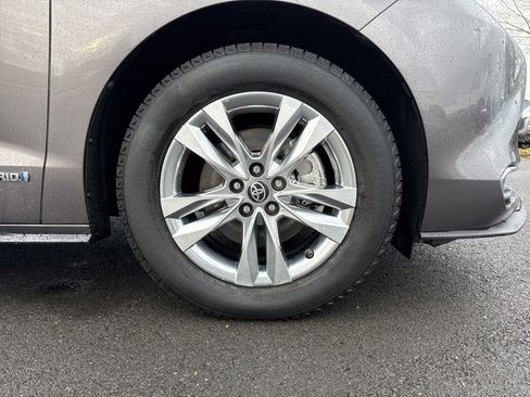 Used 2021 Toyota Sienna Limited image 9