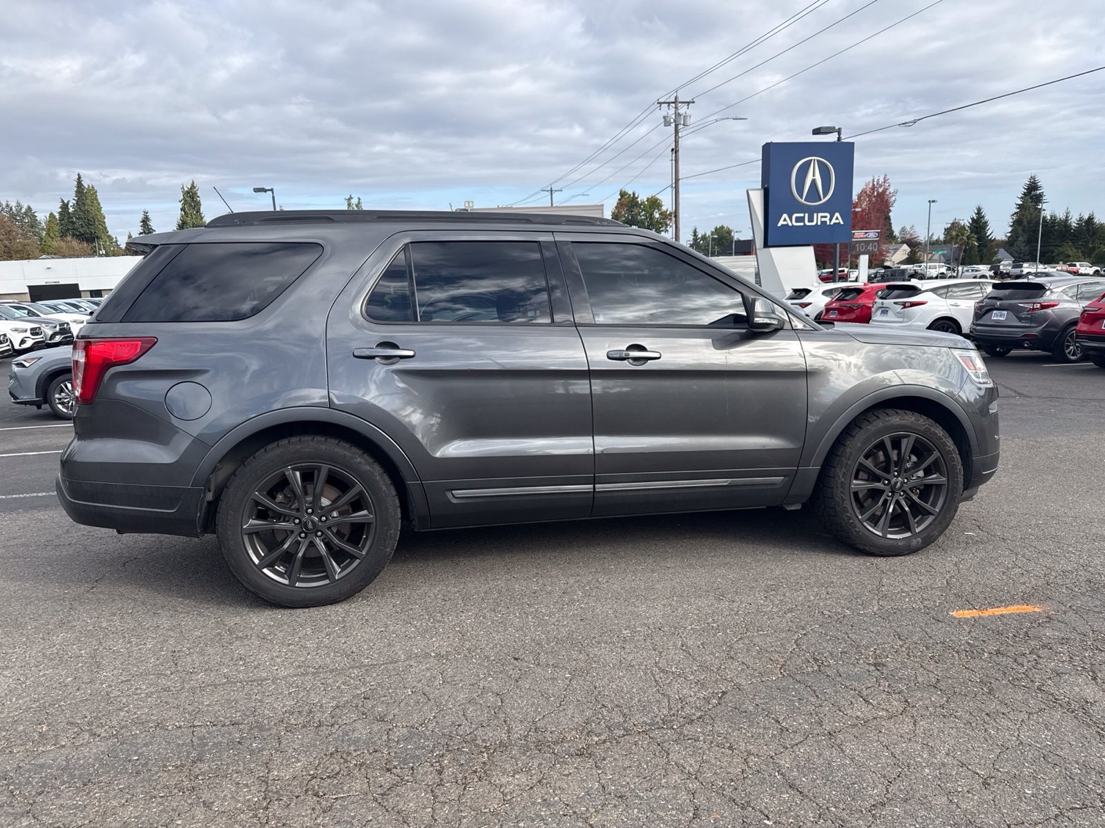 Used 2018 Ford Explorer XLT w/ Equipment Group 202A FWD image 4