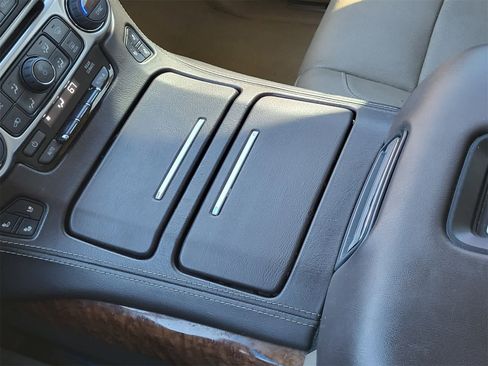 Used 2018 Chevrolet Suburban Premier image 19