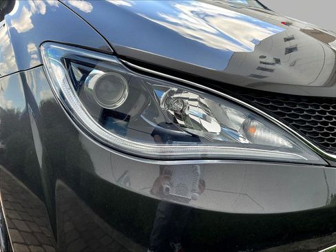 Used 2018 Chrysler Pacifica Touring-L Plus FWD image 31