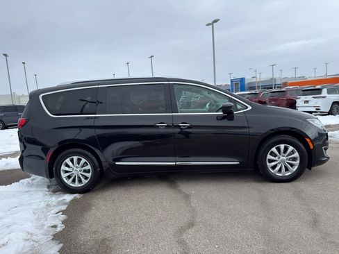 Used 2018 Chrysler Pacifica Touring-L image 4