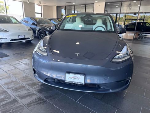 Used 2022 Tesla Model Y Long Range image 8