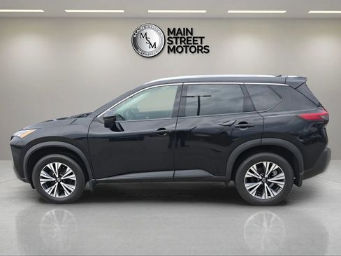 Used 2021 Nissan Rogue SV image 2