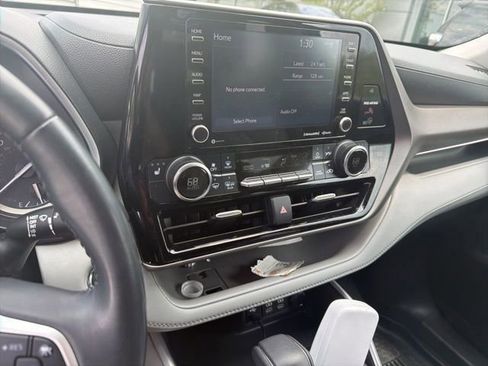 Used 2022 Toyota Highlander XLE AWD/4WD image 3