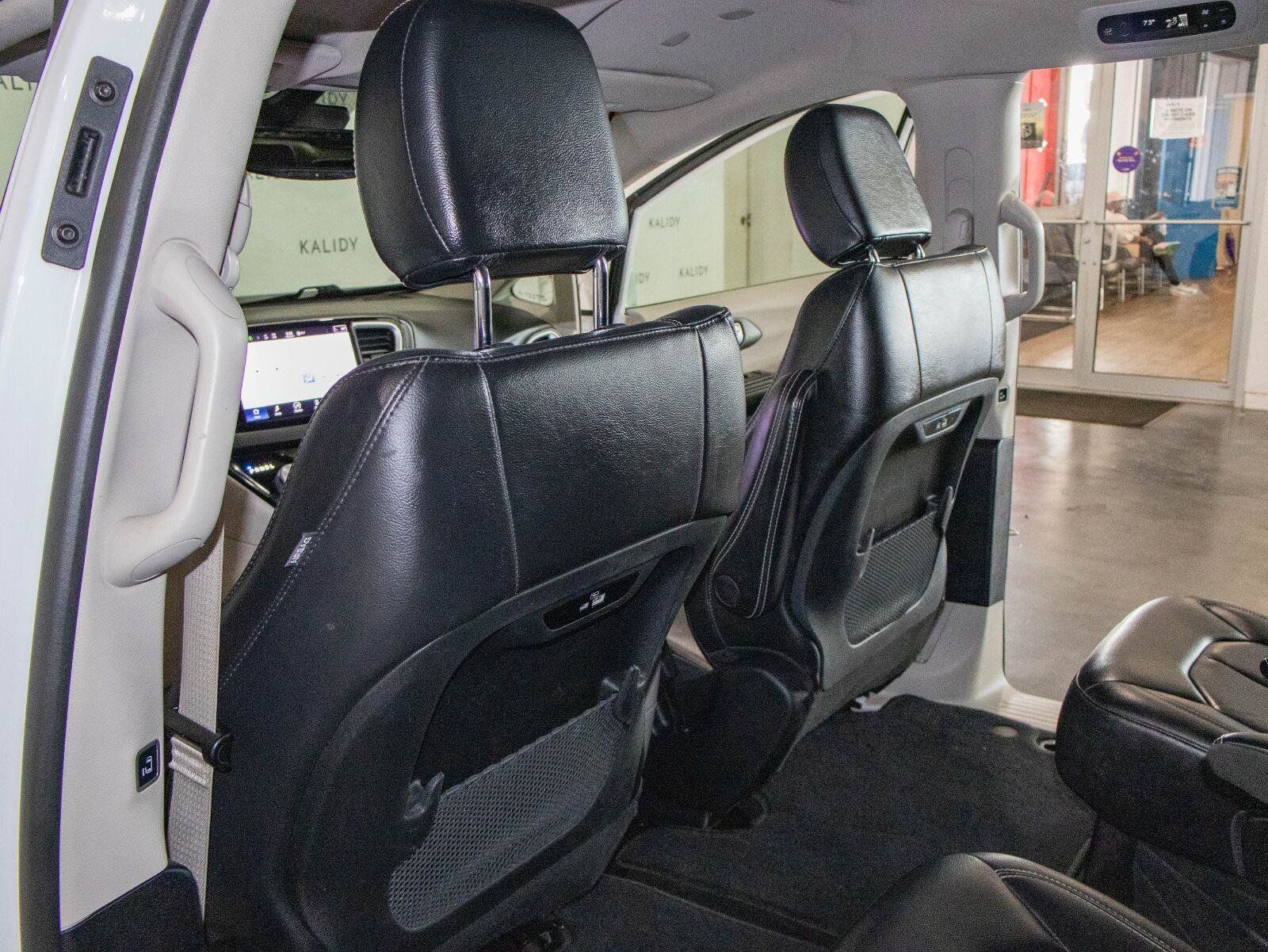 Used 2022 Chrysler Pacifica Touring-L FWD image 9