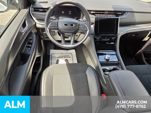 Used 2025 Jeep Grand Cherokee L Altitude AWD/4WD image 7